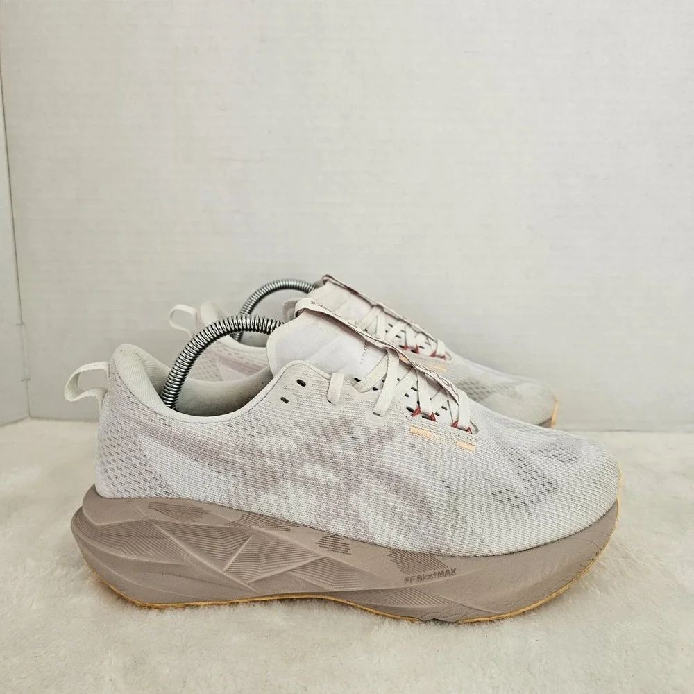 Asics women novablast